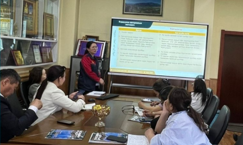 Аймгийн Хүнс, хөдөө, аж ахуйн газраас сумдын хүнс, жижиг дунд үйлдвэр, хоршооны асуудал хариуцсан мэргэжилтнүүдийг арга зүйгээр хангах зорилготой сургалтыг 2025 оны 04 дүгээр сарын 21-ний өдөр зохион байгуулсан. Тус сургалтын арга хэмжээнд хэлтсээс бүтээгдэхүүн, үйлчилгээний тохирлын үнэлгээ, баталгаажуулалтын талаар мэдээлэл хийлээ.