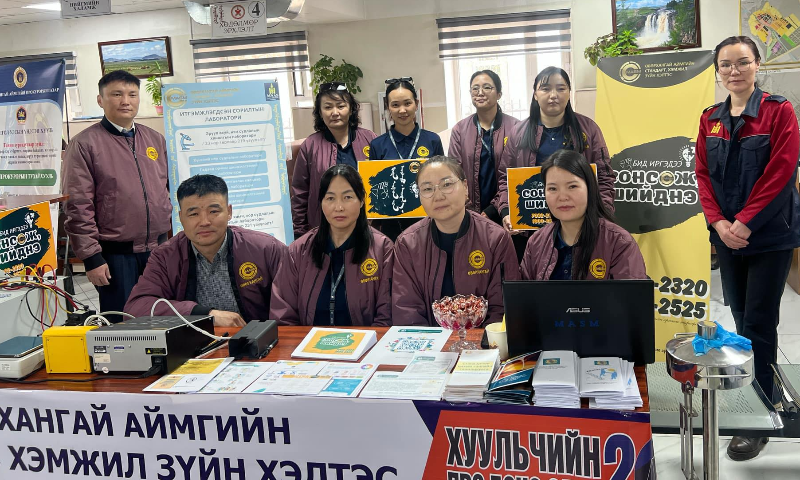 Монголын хуульчдын холбооноос жил бүрийн 5 сарын 1-ний өдрийг #Хуульчийн_Про_боно өдөр буюу хуульчийн нийтэд тустай мэргэжлийн үйл ажиллагаа явуулах өдөр болгон орон даяар тэмдэглэн өнгөрүүлдэг. Энэ жилийн өдөрлөгийн үеэр манай хэлтэс дараах үйлчилгээг иргэдэд үнэ төлбөргүй үзүүлж хэлтсийн үйл ажиллагааг сурталчлан  оролцлоо.  Үүнд:
- Даралтын аппарат шалгах
- Худалдааны жин шалгах
- Цахилгааны тоолуур шалгах
- Лактан төхөөрөмжөөр сүүний шинжилгээ хийх
- Стандартын цахим сан болон тохирлын үнэлгээний мэдээлэл, зөвлөгөө
Өдөрлөгт дараах байгууллагууд оролцож иргэдэд хууль зүйн үнэ төлбөргүй зөвлөгөө мэдээлэл өгч, байгууллагын чиг үүргээ сурталчлан таниулж, иргэдийн гомдол, мэдээллийг хүлээн авч оролцлоо. 
- Монголын Хуульчдын Холбооны Өвөрхангай аймаг дахь салбар
- Аймгийн Засаг даргын Тамгын газрын Хууль, эрх зүйн хэлтэс 
- Аймгийн Шүүх 
- Аймгийн Прокурорын газар
- Монгол улсын Хүний эрхийн Үндэсний Комиссын Өвөрхангай аймаг дахь референт
- Аймгийн Цагдаагийн газар 
- Аймгийн Шүүхийн шийдвэр гүйцэтгэх газар
-  Бүсийн Шүүхийн шинжилгээний төв
- Аймгийн Улсын бүртгэлийн хэлтэс
-  Аймгийн Нийгмийн даатгалын газар
- Аймгийн Архивын хэлтэс
- Хууль зүйн туслалцааны төвийн улсын өмгөөлөгч
- Монголын өмгөөлөгчдийн холбооны Өвөрхангай аймаг дахь салбар 