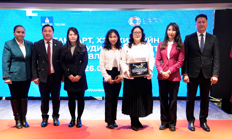 &#55357&#56399Стандарт, хэмжил зүйн салбарын үйл ажиллагааг олон нийтэд сурталчлах, мэдээлэх, мэдээллийн ил тод байдлыг хангах зорилтын хүрээнд 21 аймгийн дунд зохион байгуулагдсан  "СТАНДАРТ ХӨГЖЛИЙН ТУЛГУУР, НИЙГМИЙН БАТАЛГАА" цахим уралдаанд Өвөрхангай аймгийн Стандарт, хэмжил зүйн хэлтэс ТЭРГҮҮН байр эзэллээ.
&#55357&#56399Нийт албан хаагч нартаа баяр хүргэж, цаашдын ажил хөдөлмөрт нь амжилт хүсье.&#55358&#56617&#55358&#56617&#55358&#56617