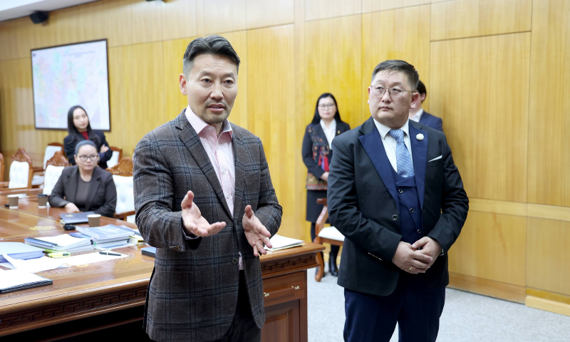 &#55357&#56624Стандарт, хэмжил зүйн газрын Удирдах ажилтны зөвлөгөөний хүрээнд Шадар сайд Х.Ганхуяг 21 аймаг  дахь стандарт, хэмжил зүйн хэлтсийн сургалт мэдээлэл, стандартын салбар сан хариуцсан  ажилтнуудтай уулзаж орон нутгийн хэмжээнд тулгамдаж буй асуудлуудын талаар ярилцаж, цаашид мэдээллийн ил тод байдлыг хангах, Орон нутагт Стандарт, хэмжил зүйн салбарын мэдээ мэдээллийг түгээн дэлгэрүүлэх ажилд амжилт хүслээ.